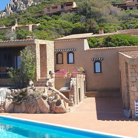 6 Beds With Common Swimming Pool In