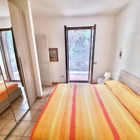 6 Beds With Common Swimming Pool In *